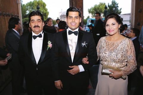 Marco momentos antes de ingresar al recinto.