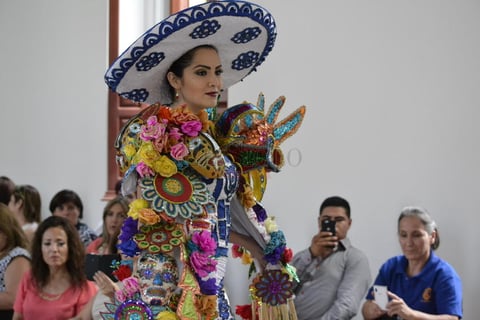 El diseñador reveló que no le gustaría dejar atrás la faceta de trajes típicos estilizados, ya que ha sido una plataforma que lo dio a conocer.