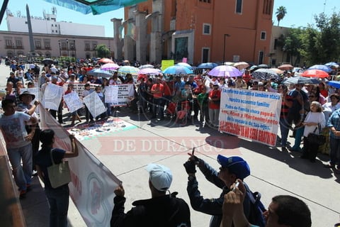 Posteriormente lleg&oacute; el contingente del Magisterio Unido de Durango, cuyos integrantes gritaron consignas en contra de la reforma educativa.