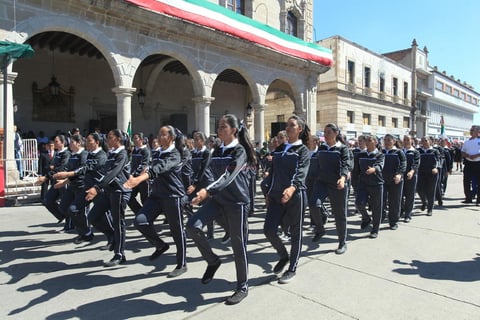 Una a una fueron desfilando las representaciones de instituciones educativas de nivel b&aacute;sico, medio y superior para dar paso, media hora despu&eacute;s, al contingente militar con la descripci&oacute;n respectiva del armamento y equipo con el que se cuenta.