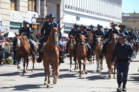 Los cuerpos montados de las distintas corporaciones tambi&eacute;n participaron en el recorrido.