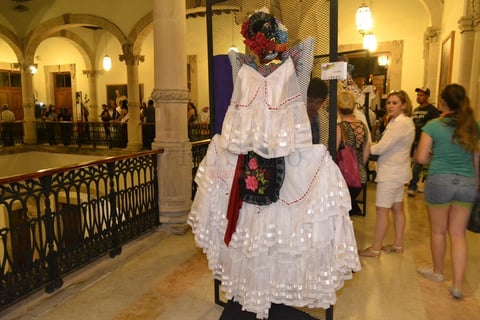 Un total de 32 trajes representativos de cada uno de los estados de la Rep&uacute;blica Mexicana y de diferentes &eacute;pocas de la historia son los que conforman esta muestra.