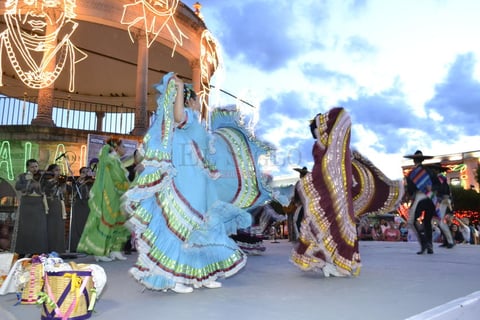 Durante la etapa final del primer d&iacute;a de actividades, interpretaron, ante decenas de familias duranguenses, temas como &lsquo;El Corrido de Durango&rsquo; y &lsquo;Deja que salga la luna&rsquo;, entre otros.