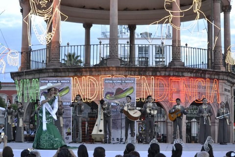 Acompa&ntilde;ada del mariachi de la Esmumex.