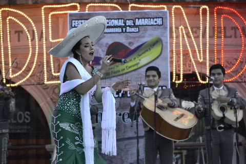 Tras la ceremonia oficial, la nueva reina de la Escuela de M&uacute;sica Mexicana se apoder&oacute; del escenario para interpretar la canci&oacute;n &lsquo;La del reboso blanco&rsquo;.