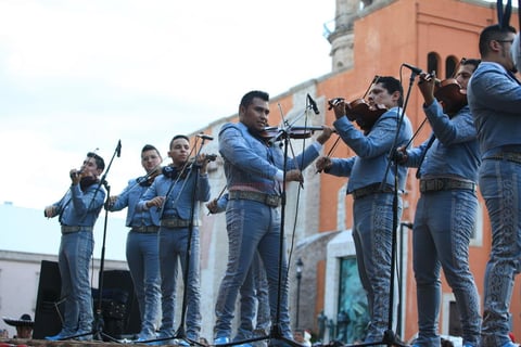 Durante el desfile, los espectadores disfrutaron de m&uacute;sica en vivo, cuadros danc&iacute;sticos y espect&aacute;culos de charrer&iacute;a.