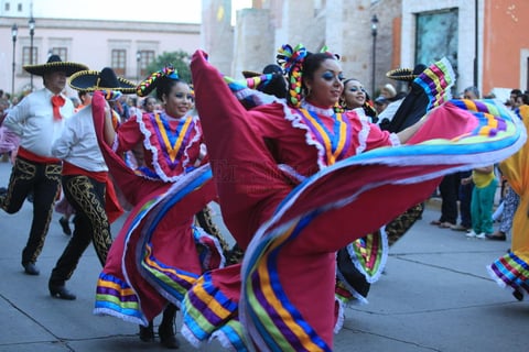 Algunos de los espectadores corearon varias de las canciones que interpretaron los m&uacute;sicos encima de carros aleg&oacute;ricos, mientras que otros, a trav&eacute;s de aplausos, reconoc&iacute;an el esfuerzo y talento de ni&ntilde;os, j&oacute;venes y adultos que ejecutaron diversos pasos folkl&oacute;ricos o que floreaban la reata sobre el pavimento.