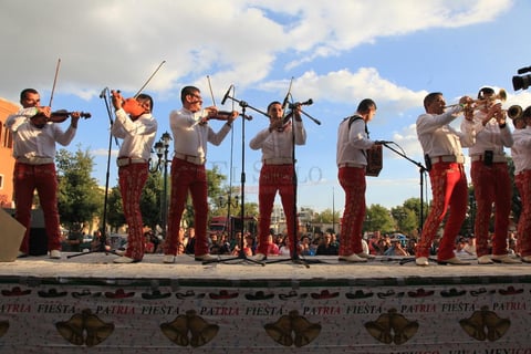 Durante el desfile, los espectadores disfrutaron de m&uacute;sica en vivo, cuadros danc&iacute;sticos y espect&aacute;culos de charrer&iacute;a.
