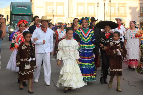 Los m&uacute;sicos originarios de Michoac&aacute;n se unieron a la fiesta organizada por la Escuela de M&uacute;sica Mexicana (Esmumex) para interpretar temas tradicionales que hicieron cantar y bailar a chicos y grandes.