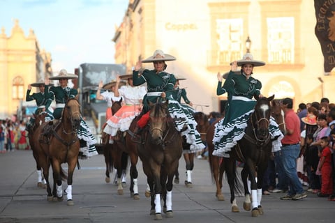 Los participantes dieron una peque&ntilde;a muestra de lo que las familias podr&aacute;n disfrutar este fin de semana en las tradicionales galas y charrer&iacute;as a realizarse en diferentes recintos de la ciudad y en las que participan 14 conjuntos de mariachi, m&aacute;s de 30 grupos de danza folkl&oacute;rica y distintas de agrupaciones de charros y escaramuzas.