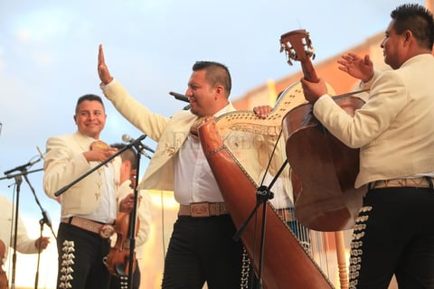 Los m&uacute;sicos originarios de Michoac&aacute;n se unieron a la fiesta organizada por la Escuela de M&uacute;sica Mexicana (Esmumex) para interpretar temas tradicionales que hicieron cantar y bailar a chicos y grandes.