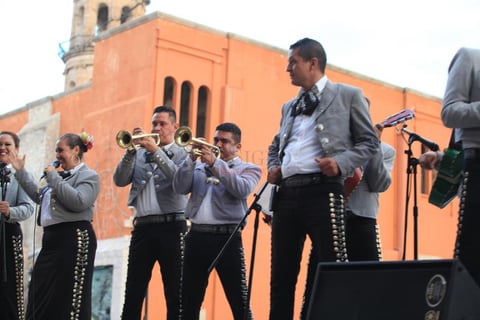 Los participantes dieron una peque&ntilde;a muestra de lo que las familias podr&aacute;n disfrutar este fin de semana en las tradicionales galas y charrer&iacute;as a realizarse en diferentes recintos de la ciudad y en las que participan 14 conjuntos de mariachi, m&aacute;s de 30 grupos de danza folkl&oacute;rica y distintas de agrupaciones de charros y escaramuzas.