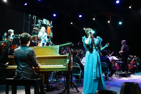 La presentaci&oacute;n dio un giro con la llegada de un mariachi duranguense que se uni&oacute; a Giordano, quien portaba un traje mexicano creado por Lalo Estrada, en las canciones &lsquo;B&eacute;same mucho&rsquo;; &lsquo;Habanera&rsquo;; &lsquo;Funiculi funicula&rsquo;; &lsquo;Granada&rsquo;, &lsquo;Si nos dejan&rsquo; y &lsquo;El viajero&rsquo;.