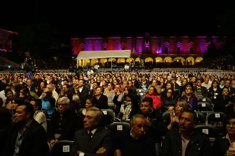 Tras un cambio de vestuario le siguieron cl&aacute;sicas melod&iacute;as como &lsquo;Cien a&ntilde;os&rsquo;; &lsquo;Sabor a mi&rsquo;; &lsquo;No me platiques m&aacute;s&rsquo;; y &lsquo;Veracruz&rsquo;, para pasar a un homenaje al gran Frank Sinatra.