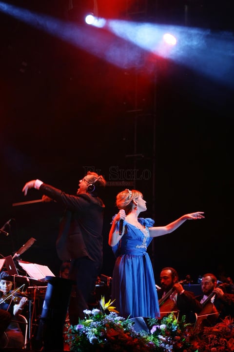 &ldquo;Es un gran honor regresar a esta ciudad que me ha recibido con mucho cari&ntilde;o. Esta noche vamos a hacer un viaje musical&rdquo;, expres&oacute; la italiana para despu&eacute;s presentar a la orquesta duranguense &lsquo;Rodolfo Halffter&rsquo;, dirigida por el maestro Mario Santos.