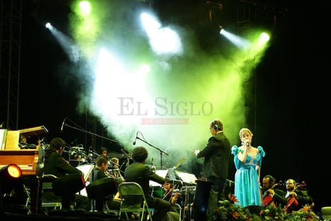 El duranguense Noel Hern&aacute;ndez fue quien comenz&oacute; la fiesta cl&aacute;sica al cantar algunos temas previos a la presentaci&oacute;n de la llamada &lsquo;Diva de la &Oacute;pera Pop&rsquo;.