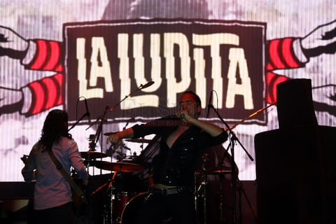 Los Cardencheros cedieron el escenario a los integrantes de la legendaria La Lupita (H&eacute;ctor Quijada, Lino Nava, Roberto Palomo, Memo Infanz&oacute;n y Erik Gracia)