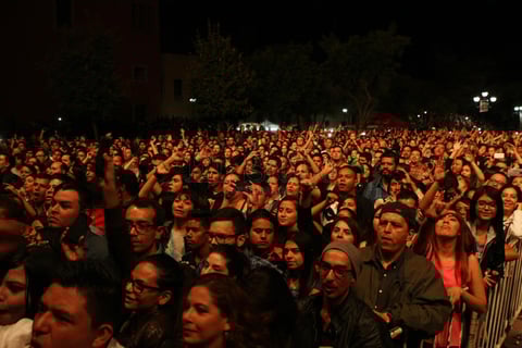 Ante un p&uacute;blico euf&oacute;rico que ya hab&iacute;a recibido una primera dosis de rock, apareci&oacute; Molotov.