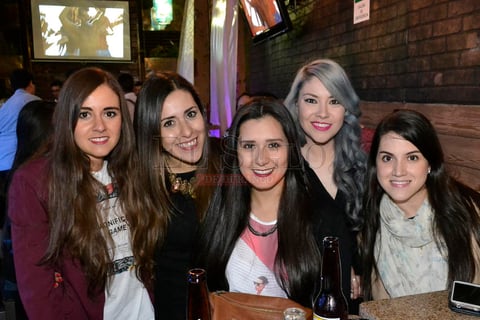 Amigas disfrutando de una noche juntas.