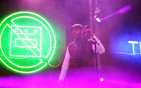 Cerca de las 21:00 horas, el compositor, cantante y productor dominicano apareci&oacute; sobre el escenario para presentar ante sus seguidores el &uacute;ltimo &ldquo;concierto masivo&rdquo; programado en la onceava edici&oacute;n del Festival Internacional Revueltas.