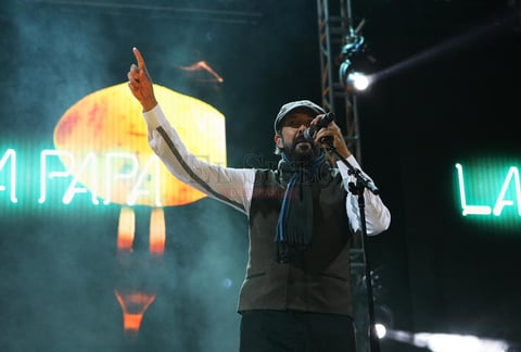 Al caer la noche, la Plaza IV Centenario se llen&oacute; de alegr&iacute;a y buen ritmo al estilo de Juan Luis Guerra, quien trajo a la ciudad el &lsquo;Todo tiene su hora tour&rsquo;, la gira mundial que inici&oacute; a mediados de a&ntilde;o en Europa.