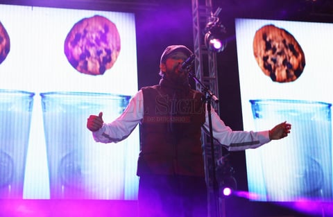 El veterano int&eacute;rprete caribe&ntilde;ocedi&oacute; al escenario a algunos de sus m&uacute;sicos que fueron ovacionados tras presentar varios solos con diferentes instrumentos.