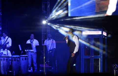 &lsquo;Cookies and cream&rsquo; fue el tema con el que el merenguero, reci&eacute;n nominado a cuatro Latin Grammy, dio la bienvenida al p&uacute;blico que desde temprano lleg&oacute; al lugar en espera de escuchar sus canciones favoritas.