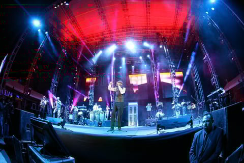 Cerca de las 21:00 horas, el compositor, cantante y productor dominicano apareci&oacute; sobre el escenario para presentar ante sus seguidores el &uacute;ltimo &ldquo;concierto masivo&rdquo; programado en la onceava edici&oacute;n del Festival Internacional Revueltas.