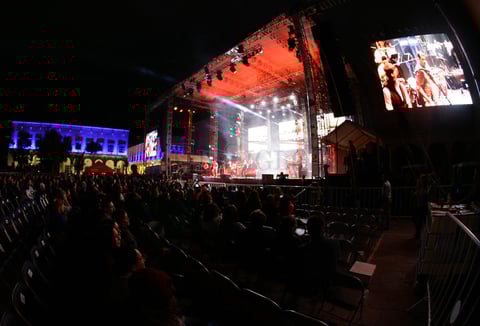 Al caer la noche, la Plaza IV Centenario se llen&oacute; de alegr&iacute;a y buen ritmo al estilo de Juan Luis Guerra, quien trajo a la ciudad el &lsquo;Todo tiene su hora tour&rsquo;, la gira mundial que inici&oacute; a mediados de a&ntilde;o en Europa.