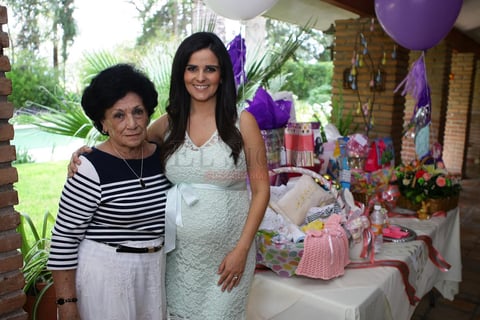 Su abuelita, la Sra. María Teresa Landeros le organizó el baby shower.