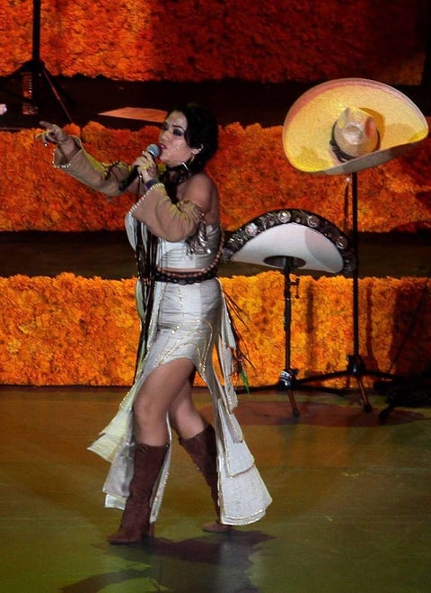 El p&uacute;blico en &eacute;xtasis aplaudi&oacute; con tal fuerza que Downs regres&oacute; para cantar Zapata.