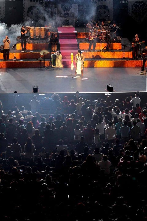 Downs, aunque posee un apellido anglosaj&oacute;n, dijo estar orgullosa de sus ra&iacute;ces ind&iacute;genas de Oaxaca y les cant&oacute; La martiniana a los ancestros que dejaron este mundo.