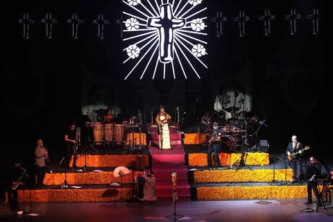 Como ocurre en los alteres, el escenario del Auditorio Nacional estuvo adornado con papel picado, flores de cempas&uacute;chil y los colores vivos del M&eacute;xico alegre, mientras que una pantalla fueron proyectados los videos de cada tema que Downs cant&oacute; y con los que desbord&oacute; toda clase de emociones entre el p&uacute;blico.