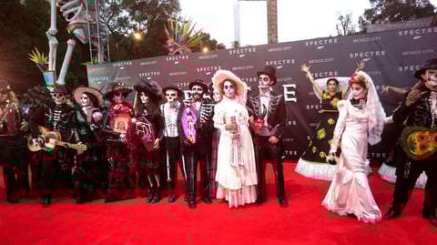 El Auditorio Nacional se visti&oacute; con coloridos motivos f&uacute;nebres por el D&iacute;a de Muertos para el estreno de Spectre.