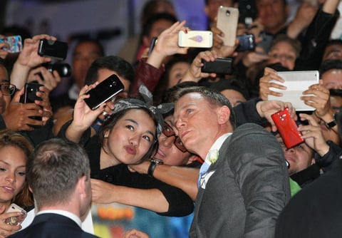 El actor brit&aacute;nico se dej&oacute; querer por sus fans mexicanos al complacerlos con "selfies" a su paso por la alfombra roja.
