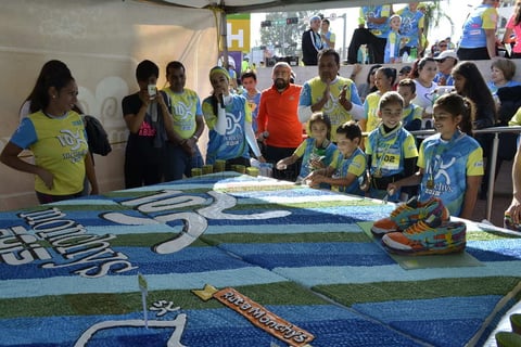 Al terminar se realiz&oacute; la partici&oacute;n de un pastel gigante.