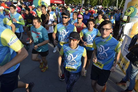 El pelot&oacute;n comenz&oacute; su competencia superando una peque&ntilde;a cuesta.