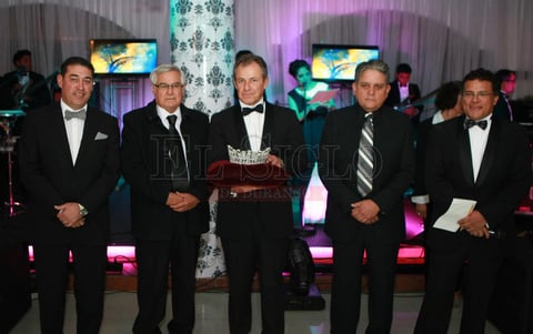 El comité de festejos encabezado por el presidente del Club, Alfredo Campos.