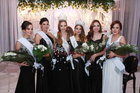Las bellas reinas de los comités del Club Campestre, junto a la reina electa Ximena Guerrero y la reina saliente, Carmina Campos.