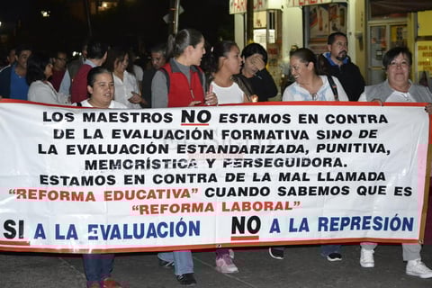 Utilizaron pancartas de gran tama&ntilde;o para plasmar sus mensajes.