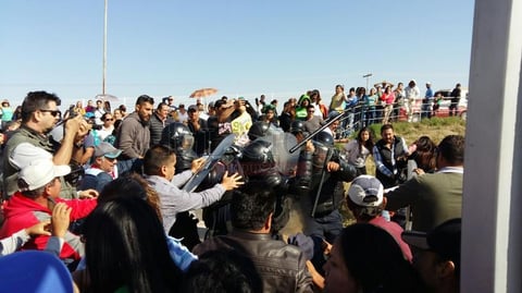 Intercambio de golpes entre policías y maestros en la Unipoli por bloqueos de evaluación magisterial.