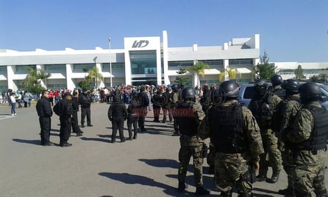 Llegó la policía al UTD. Intentan liberar la sede de evolución magisterial bloqueada por maestros.