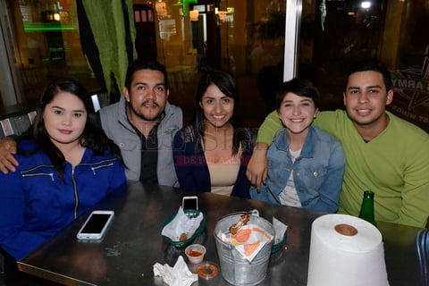 Amigos disfrutando de una noche de bar.