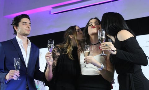Camila estuvo acompañada por su madre, su hermana gemela, América, y su hermano, Alejandro.