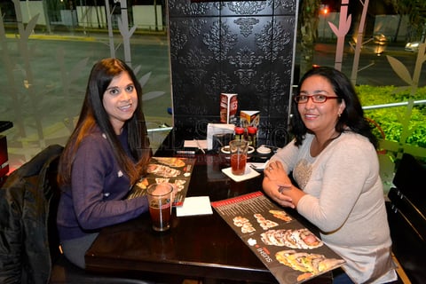 Amigas disfrutando de una rica comida.
