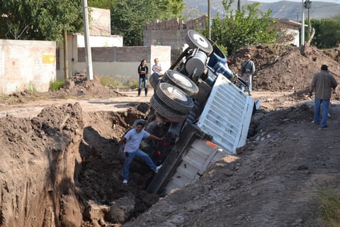 El conductor pudo salir del cami&oacute;n ayudado por sus compa&ntilde;eros y les dijo sentirse bien.