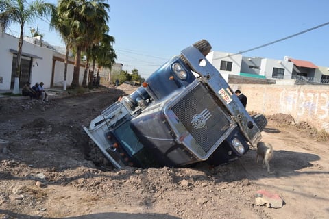 El joven chofer realizaba maniobras en reversa para descargar las piedras que llevaba y con las que rellenan el pozo, pero se acerc&oacute; demasiado a la zanja y como el suelo est&aacute; reblandecido por el agua, el peso del cami&oacute;n provoc&oacute; que se fue al fondo de la zanja, quedando con su costado izquierdo en el fondo.