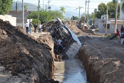 El accidente se registr&oacute; sobre la calle Claveles, donde hay una enorme zanja de cuatro metros de profundidad por tres de ancho y unos 40 de largo.