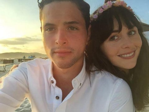 Tras circular fotos de la boda, portales de espect&aacute;culos han resaltado el atractivo del joven.