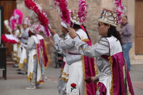 Varios son los grupos que se presentan a rendir pleites&iacute;a a la Virgen.